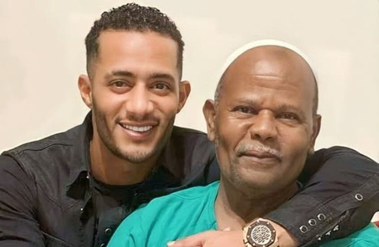 الحزن يخيم على محمد رمضان بعد وفاة والده