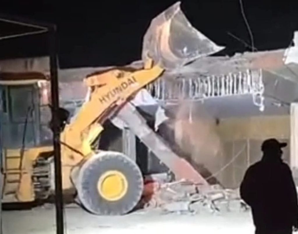 هدم مستودعات رئيس جماعة أولاد عزوز السابق بعد رفضه الامتثال للأوامر (صور)