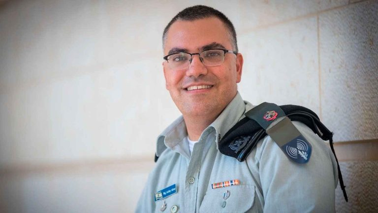 أفيخاي أدرعي ينهي مسيرته في الجيش الإسرائيلي بعد 30 عامًا من الخدمة