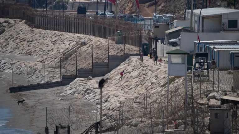 إسبانيا تعزز صيانة سياجات سبتة ومليلية تحسبًا لضغط الهجرة