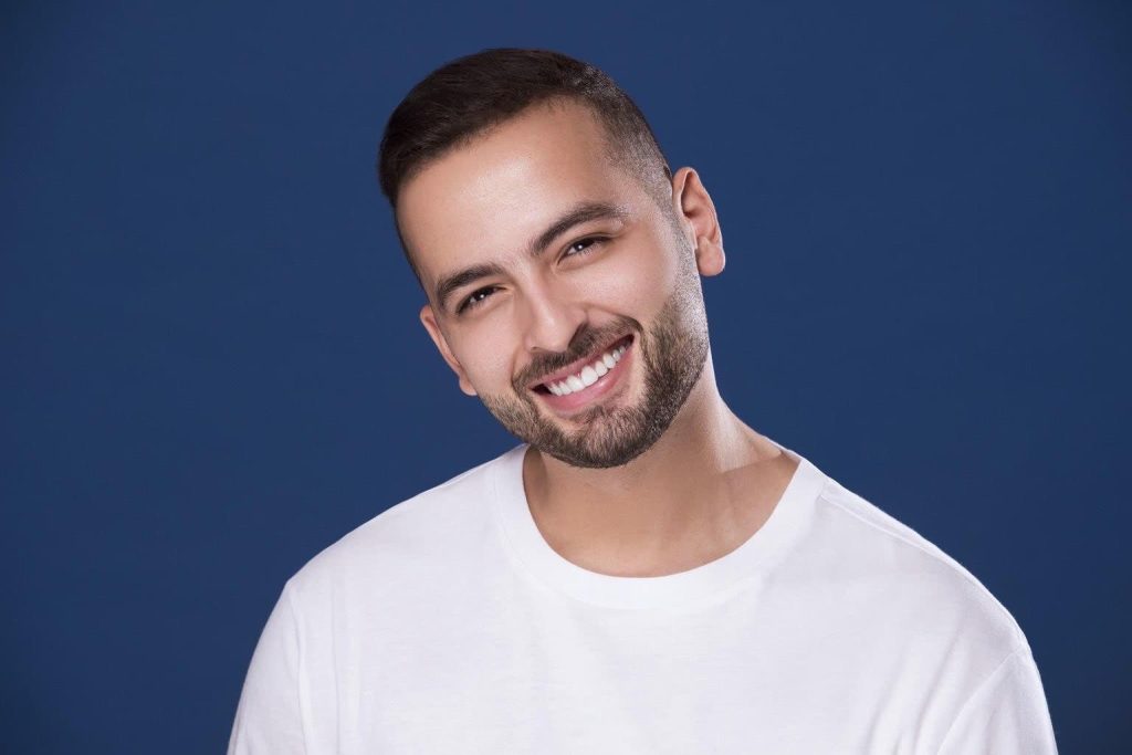 أمينوكس يعود بألبوم "AURA" الجديد: تجربة موسيقية تجمع بين الأبيض والأسود