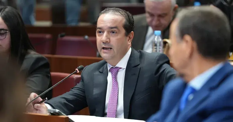 شوكي ينتقد بوانو: اتهامات "تضارب المصالح" في صفقات الأدوية "عار" دون دليل