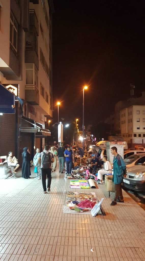 محلات تجارية تحتل الملك العمومي بشارع الداخلة بعين الشق أمام أنظار السلطات