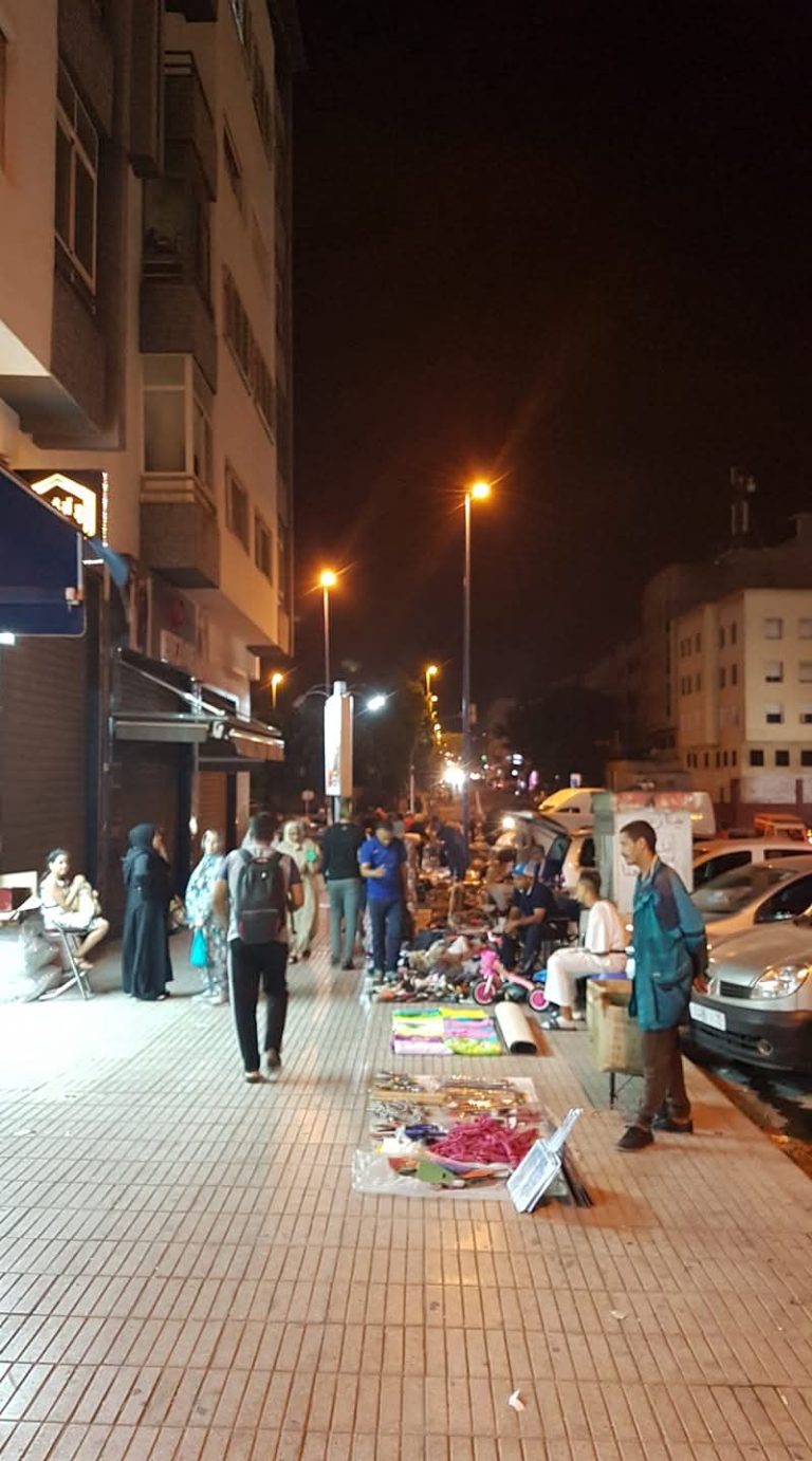 محلات تجارية تحتل الملك العمومي بشارع الداخلة بعين الشق أمام أنظار السلطات