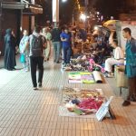 محلات تجارية تحتل الملك العمومي بشارع الداخلة بعين الشق أمام أنظار السلطات