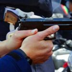 أولاد تايمة: شرطي يطلق النار على مروج مخدرات هاجم الأمن بسكين