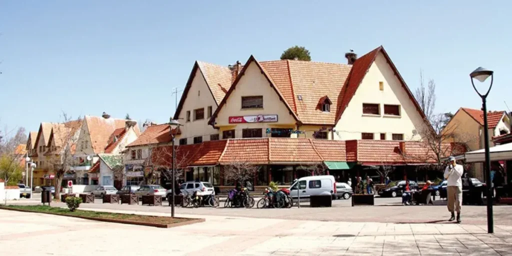 جدل في إفران: قرارات إزالة مقاهي المدينة تثير تساؤلات حول مستقبل السياحة