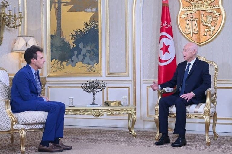 قيس سعيّد يحتج على لقاء سفير الاتحاد الأوروبي بنقابي تونسي