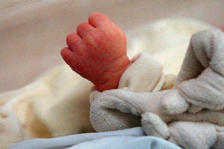 العثور على جثة رضيعة مدفونة في طنجة يثير صدمة واستياءً واسعين