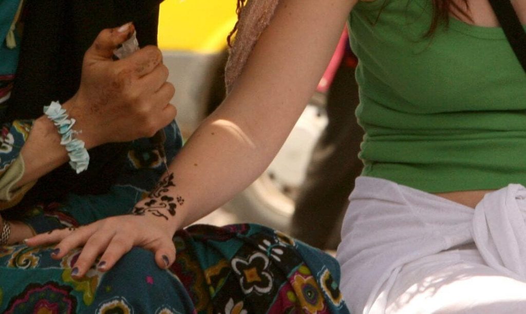 السجن ينتظر "فوكيد" و"نقاشة" بمراكش بتهمة النصب على سائحة فرنسية