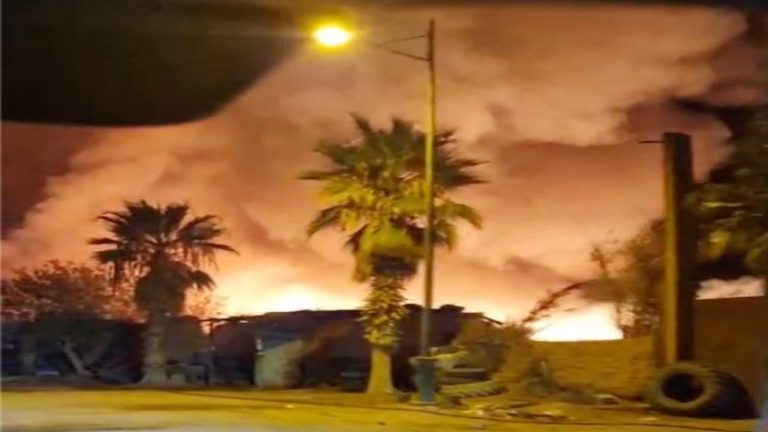 حريق ضخم يتسبب في خسائر بمحل لبيع المواد الفلاحية بضواحي مراكش