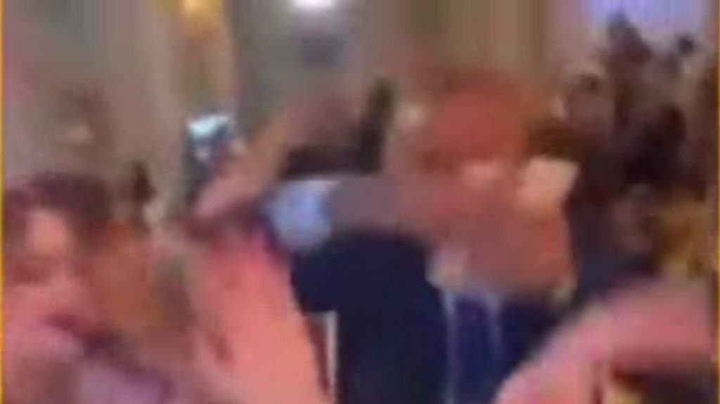 مستشار جماعي في طنجة يثير الجدل بسبب فيديو وهو “يرش” الداودية بالأموال