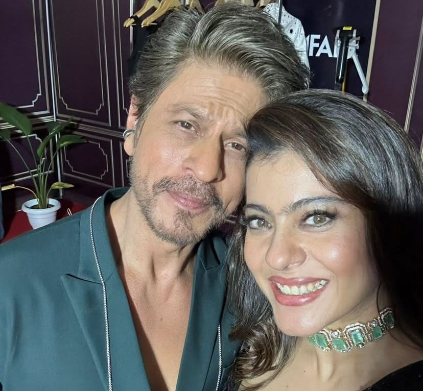 كاجول تعايد صديقها شاروخان: “ها نحن نحتفل ببلوغك التاسعة والعشرين مجددًا!