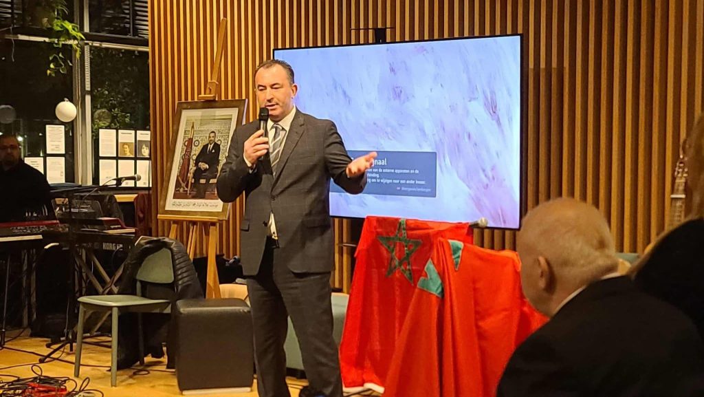 تصفيق وأعلام ودموع فرح: المغاربة بأمستردام يحتفون بانتصار الدبلوماسية المغربية (فيديو)