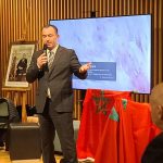 تصفيق وأعلام ودموع فرح: المغاربة بأمستردام يحتفون بانتصار الدبلوماسية المغربية (فيديو)