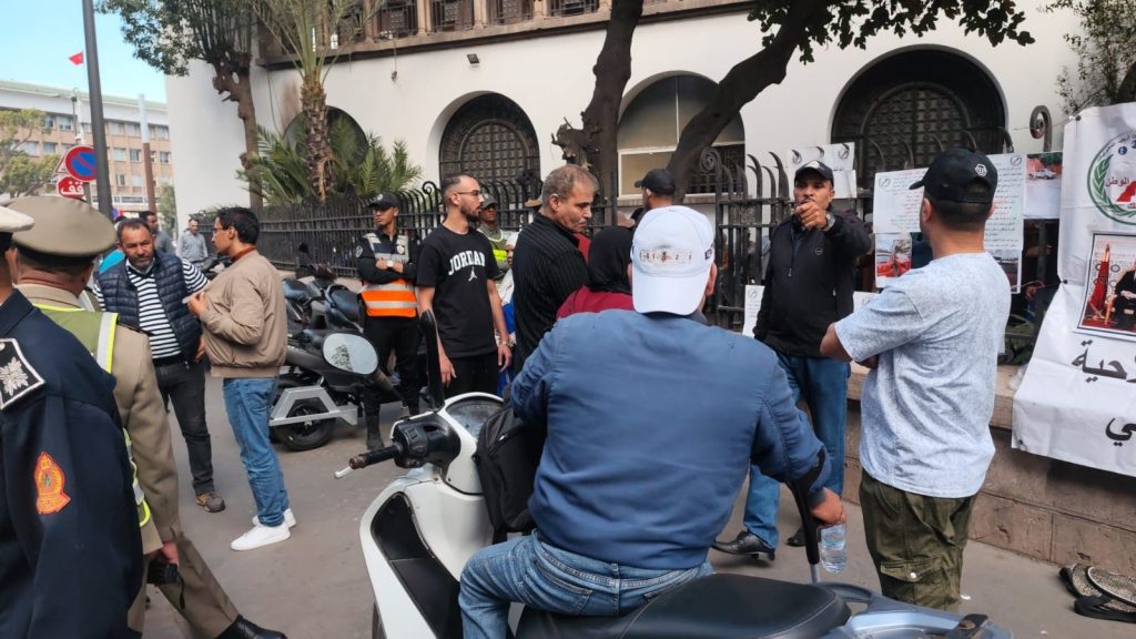 المعاقون أصحاب المأذونيات يحتجون أمام ولاية الدار البيضاء لإنصافهم