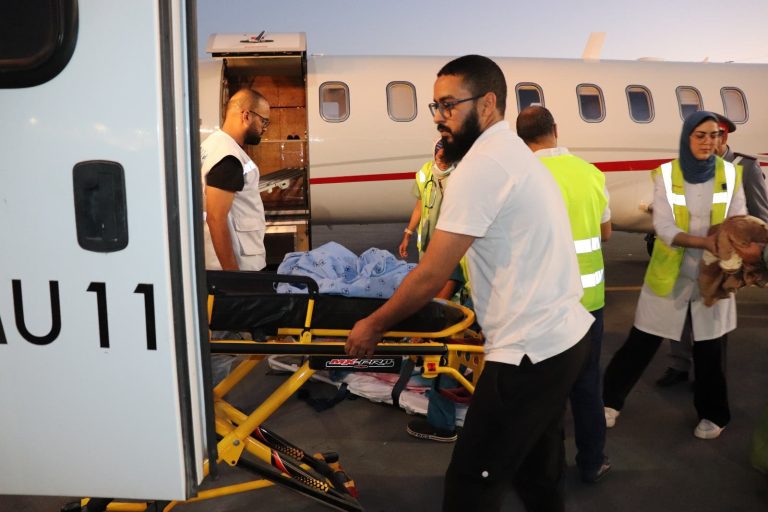 وزارة الصحة تنقل سيدة حامل في حالة حرجة جوًا من العيون إلى أكادير