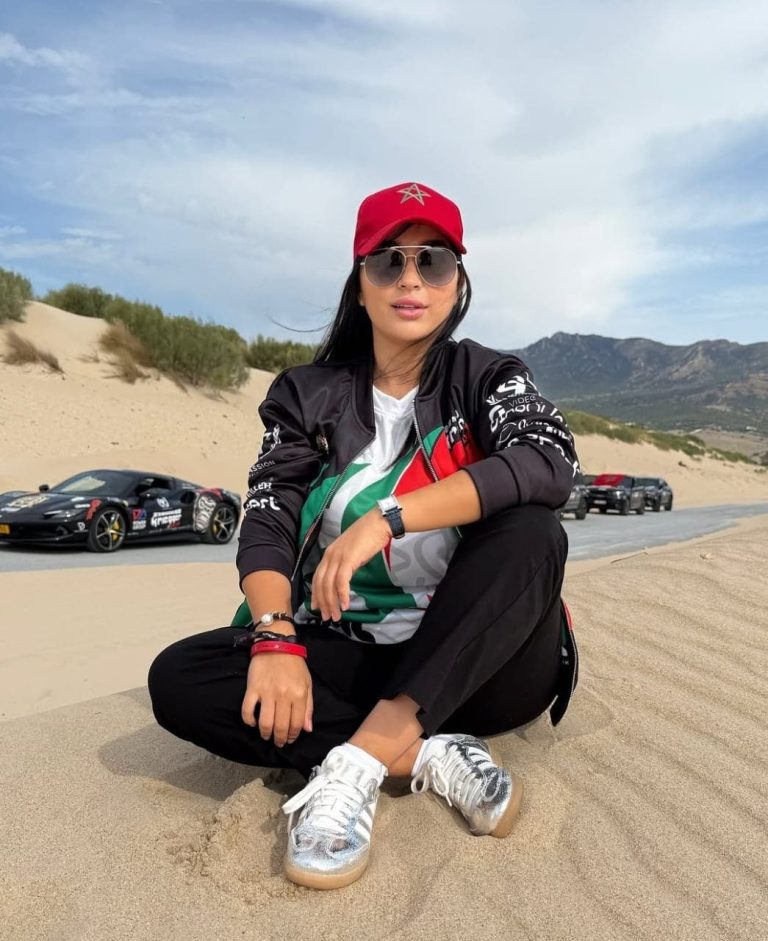 فرح الفاسي تشارك في رالي السيارات الفاخرة احتفالًا بالمسيرة الخضراء