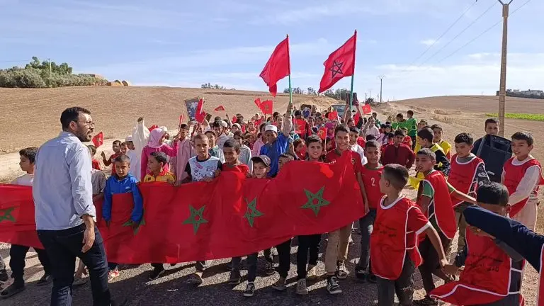 تلاميذ بسطات يجسدون ملحمة المسيرة الخضراء مشيا على الأقدام (صور)