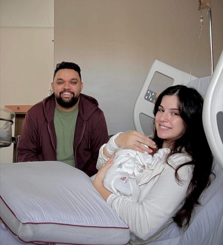 أسامة رمزي وأميرة مرتدي يستقبلان مولودتهما الأولى