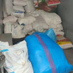 حجز 5 أطنان من البلاستيك الممنوع داخل 4 محلات تجارية بمرتيل (صور)