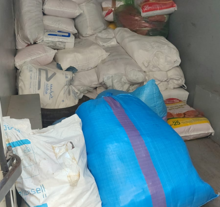 حجز 5 أطنان من البلاستيك الممنوع داخل 4 محلات تجارية بمرتيل (صور)