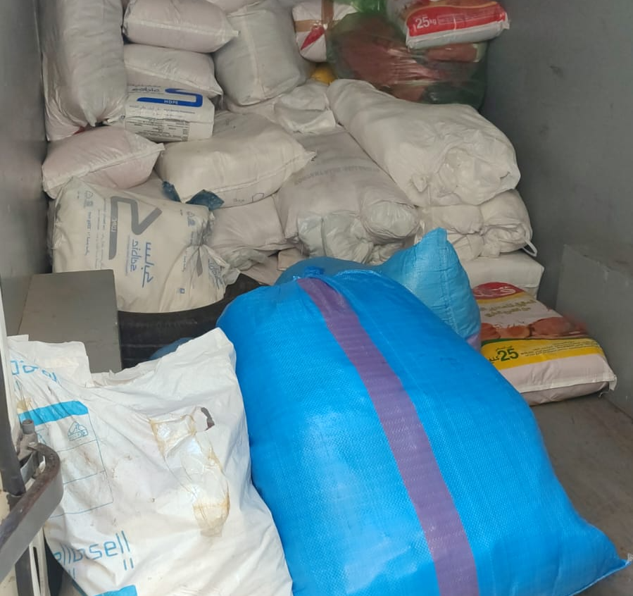 حجز 5 أطنان من البلاستيك الممنوع داخل 4 محلات تجارية بمرتيل (صور)