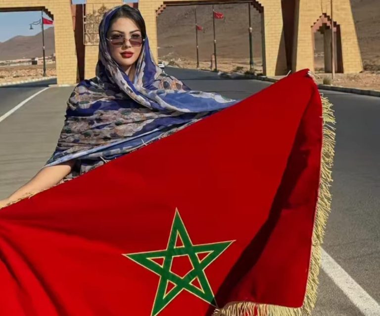 ابتسام تسكت تشعل حماس جمهور كلميم بإطلالة صحراوية ساحرة