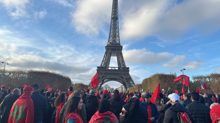 مغاربة العالم في باريس يحتفون بالمسيرة الخضراء والنصر الدبلوماسي