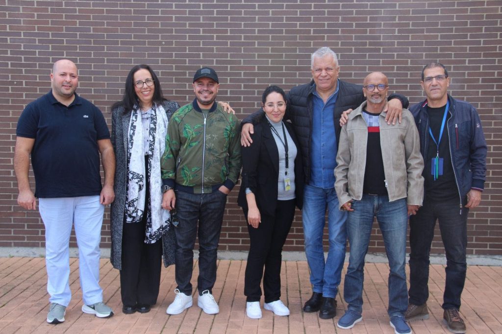 فنانون مغاربة يزرعون الفرح والأمل في سجن خيرونا احتفالًا بالمسيرة الخضراء