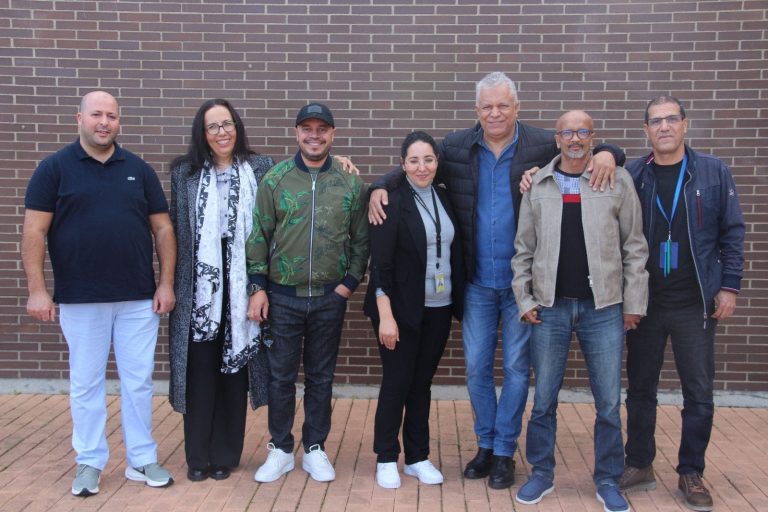 فنانون مغاربة يزرعون الفرح والأمل في سجن خيرونا احتفالًا بالمسيرة الخضراء