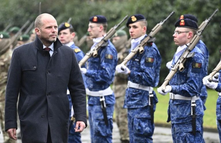 بلجيكا تفتح باب التجنيد التطوعي للشباب براتب مغرٍ