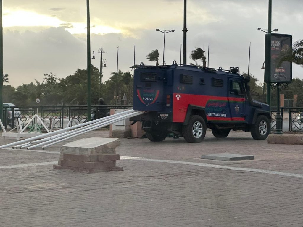 عناصر أمنية بمراكش تنقذ الأعلام الوطنية من التلف في مشهد يعكس الوطنية