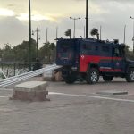 عناصر أمنية بمراكش تنقذ الأعلام الوطنية من التلف في مشهد يعكس الوطنية