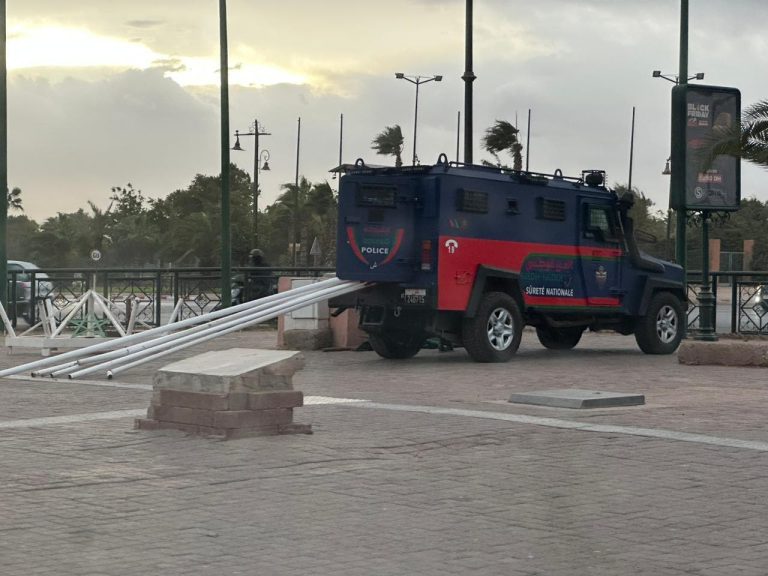 عناصر أمنية بمراكش تنقذ الأعلام الوطنية من التلف في مشهد يعكس الوطنية