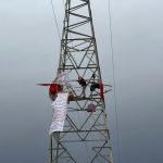 محاولة انتحار بمراكش: نزاع حول شقة يقود مواطنًا إلى أعلى عمود كهربائي