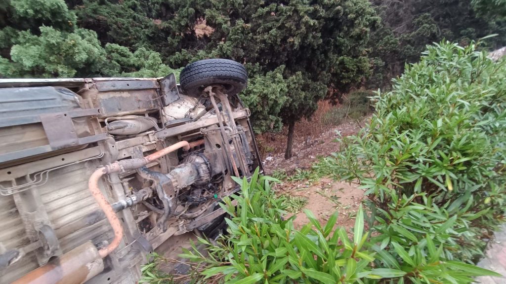 نجاة سائق بأعجوبة بعد انقلاب سيارته في تطوان