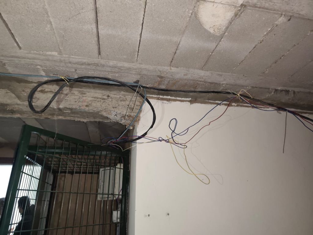 سكان إقامة سكنية بالدار البيضاء يستغيثون: عامان من المعاناة بسبب تعطل المصاعد وغياب النظافة