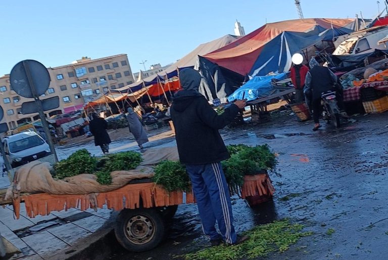 الدروة: احتلال الملك العام يعيق حركة السير ويؤرق السكان