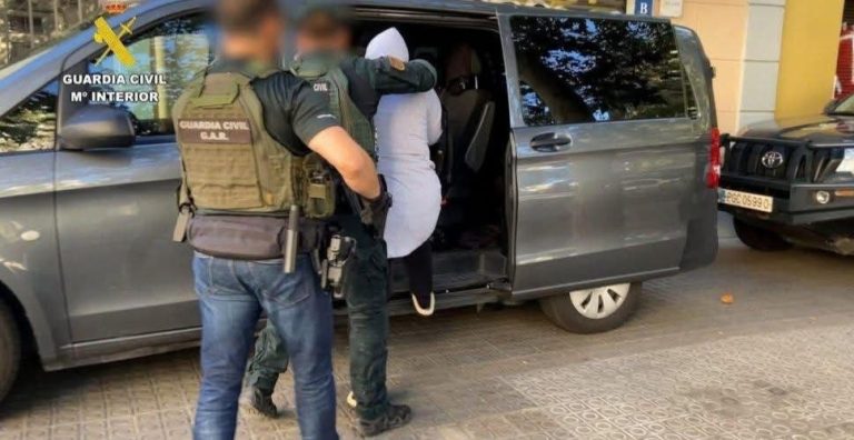 تفكيك شبكة إجرامية في برشلونة تزوّر وثائق إقامة لمهاجرين غير شرعيين