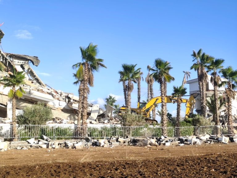 إصابة سائق بجروح خطيرة إثر سقوط جرافة أثناء هدم قصر ضيافة بالدار البيضاء