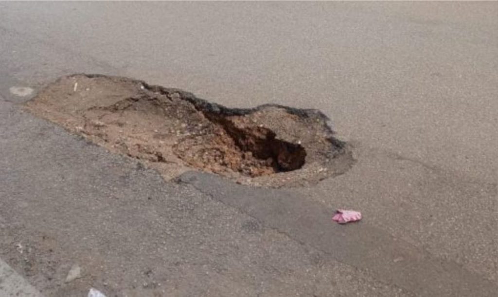 حفرة تهدد سلامة السائقين بفاس بعد تساقط الأمطار