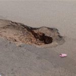 حفرة تهدد سلامة السائقين بفاس بعد تساقط الأمطار