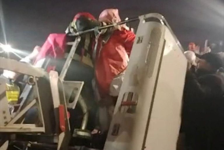 سلطات مراكش تنهي اعتصام مواطن فوق عمود كهربائي بعد ستة أيام