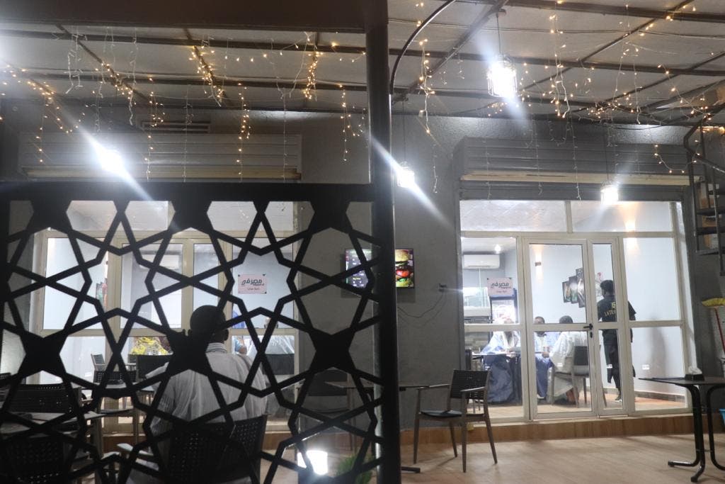 قرار تحديد ساعات عمل المطاعم في نواكشوط يثير جدلاً واسعًا