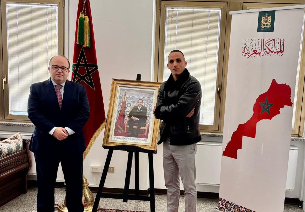 قنصلية المغرب بفيرونا تكرم العداء المغربي مبارك والراس بعد فوزه بماراثون المدينة