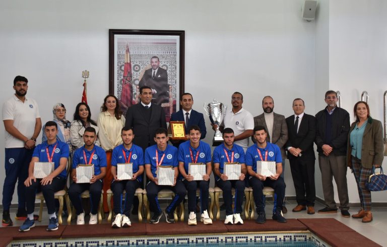 عامل عمالة المضيق-الفنيدق يكرّم فريق جمعية الأوائل بعد فوزه بكأس العرش للفوتسال