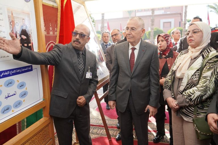 والي مراكش يشرف على تسليم تجهيزات لمشاريع إدماج سجناء سابقين