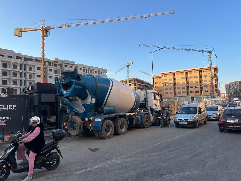 اختناق مروري بمراكش يتسبب فيه أسطول شاحنات إسمنت