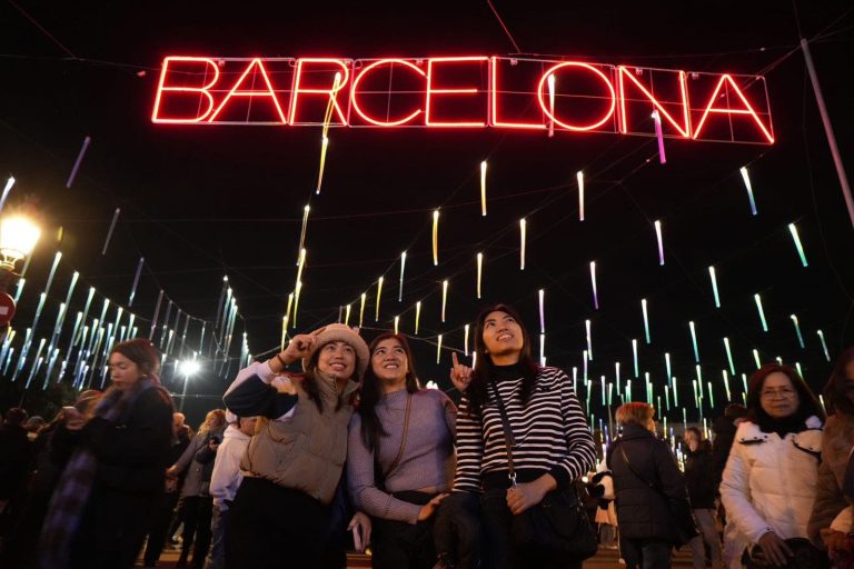 برشلونة تتزين لاستقبال أعياد الميلاد بأجواء احتفالية مبهرة